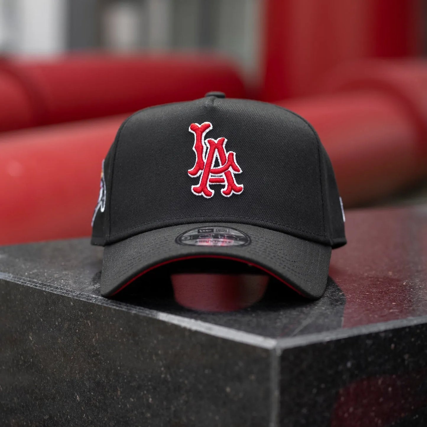 LOS ANGELES ANGELS SIDE PATCH BLACK / SCARLET RED